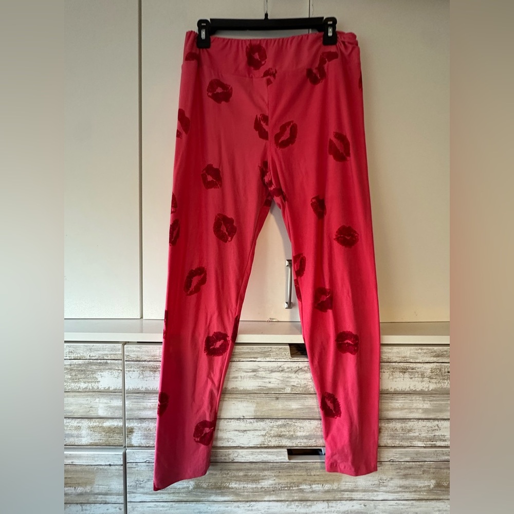 💋 LuLaRoe Tall & Curvy Pink Red Lip Print Leggings